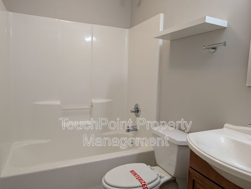 Cozy 2 story, 5 bedroom, 3.5 bathroom house located in Shadow Lakes! property image