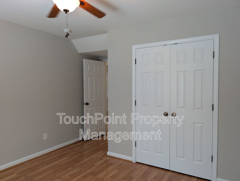 Cozy 2 story, 5 bedroom, 3.5 bathroom house located in Shadow Lakes! property image