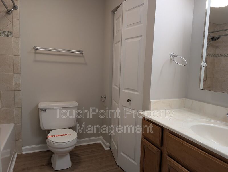 Cozy 2 story, 5 bedroom, 3.5 bathroom house located in Shadow Lakes! property image