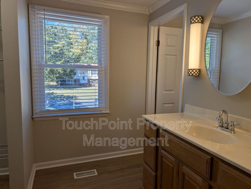 Cozy 2 story, 5 bedroom, 3.5 bathroom house located in Shadow Lakes! property image