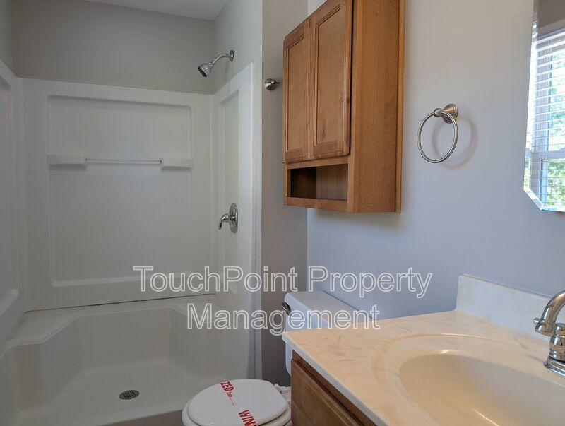 Cozy 2 story, 5 bedroom, 3.5 bathroom house located in Shadow Lakes! property image