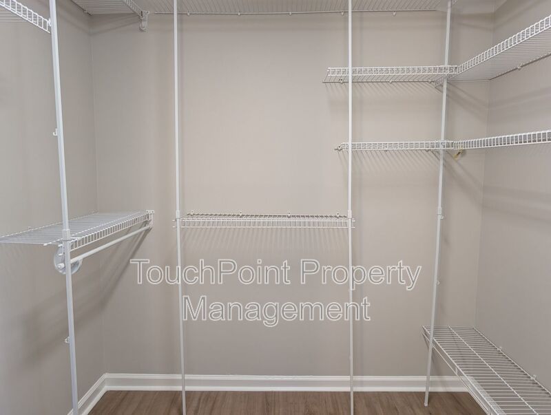 Cozy 2 story, 5 bedroom, 3.5 bathroom house located in Shadow Lakes! property image