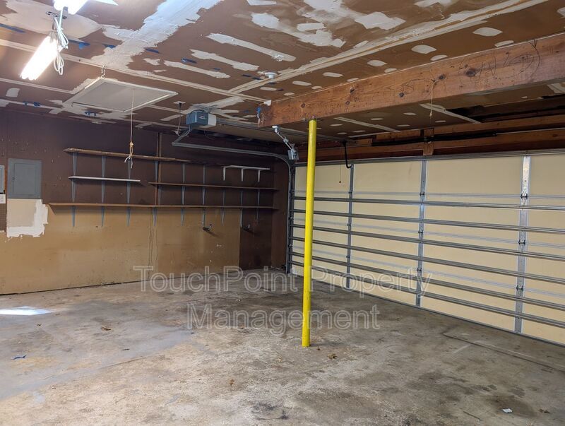 Cozy 2 story, 5 bedroom, 3.5 bathroom house located in Shadow Lakes! property image