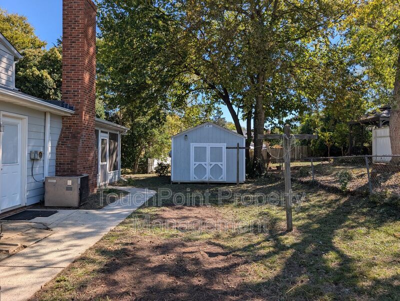 Cozy 2 story, 5 bedroom, 3.5 bathroom house located in Shadow Lakes! property image