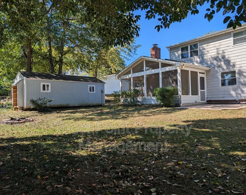 Cozy 2 story, 5 bedroom, 3.5 bathroom house located in Shadow Lakes! property image