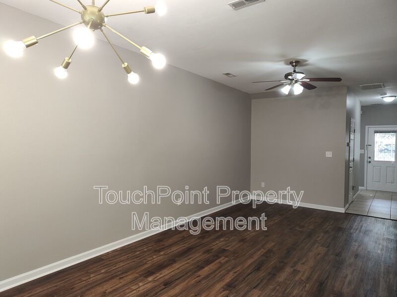 Cozy Townome located in the gated community of Stonebrook! property image