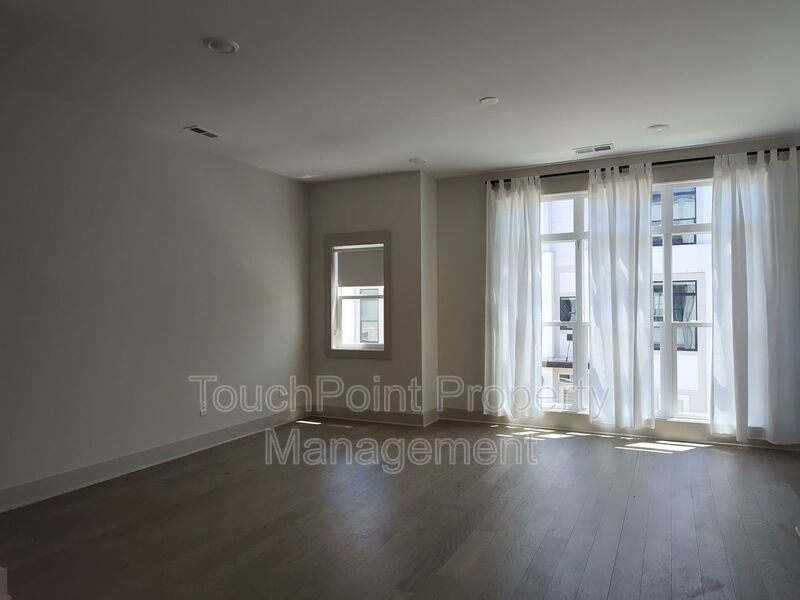 Gorgeous 3-story townhome located in Sky Terrace Towns! property image