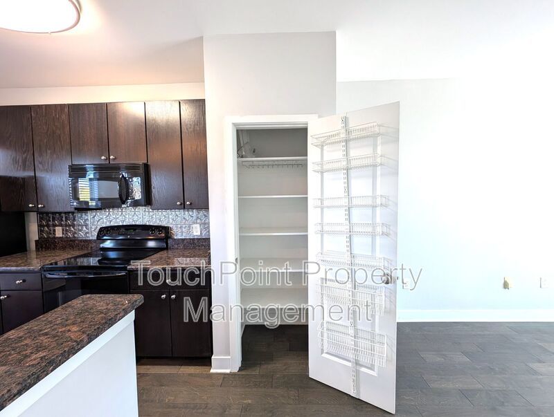 Beautiful, 3 bed, 2 bath Townhome Located in the Seigle Point Community! property image