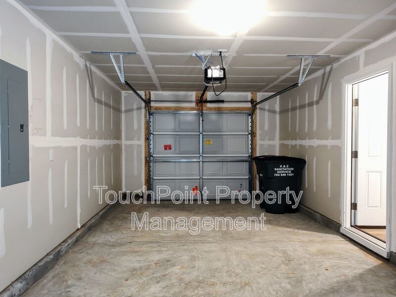 Gorgeous , New Townhome  located in Mallard Creek Towns Community! property image