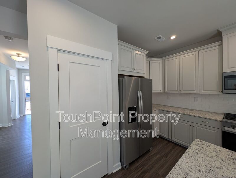 New Build, End-unit Townhome located in the Griffith Lakes Community! property image