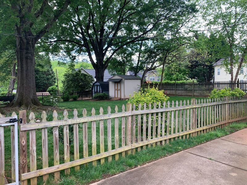 Charming 4 bedroom, 2 bath Ranch Style home located in Churchill Downs! property image