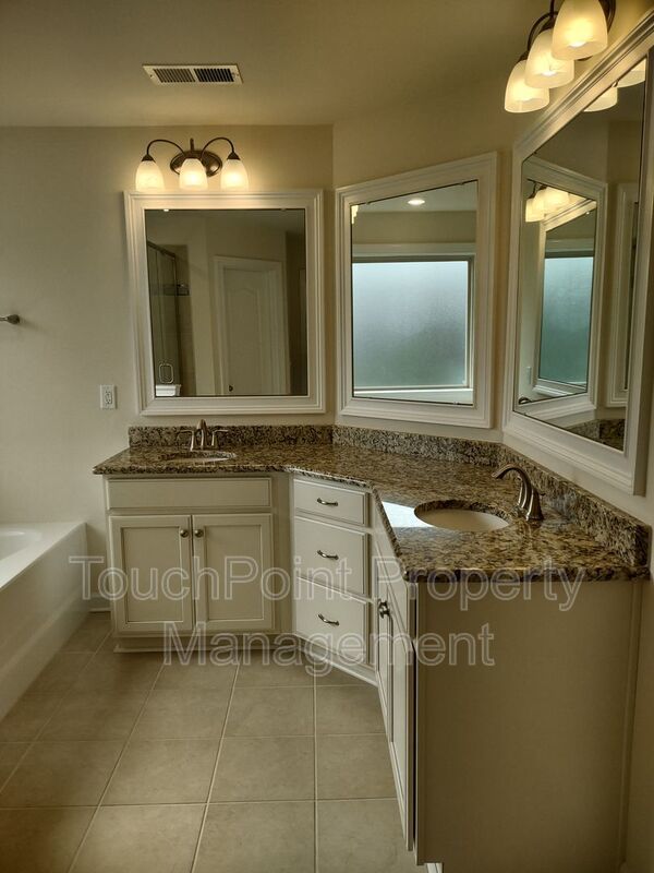 Beautiful 4BD 3.5BA Home located in the Millbridge Community! property image