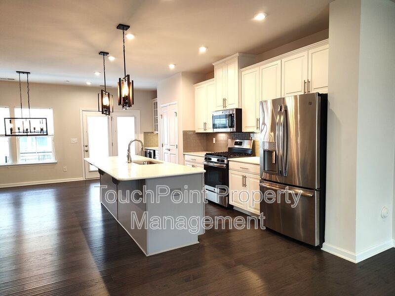 Pristine, 4 bed, 3.5 bath Townhome Located in the Kee Court Community! property image