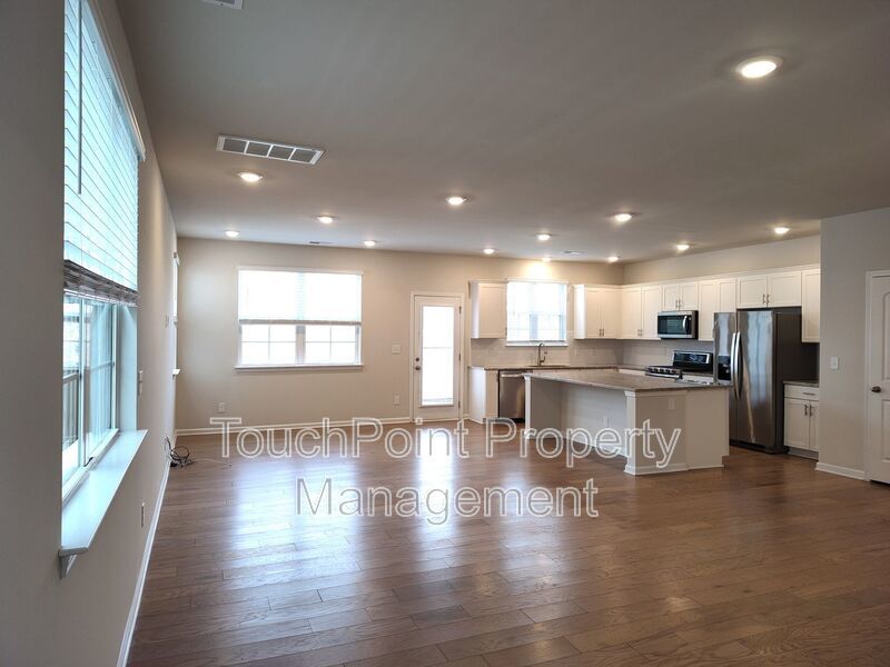 Beautiful end-unit 3 bedroom, 2.5 bath Townhome located in the Harmony community in Matthews! property image