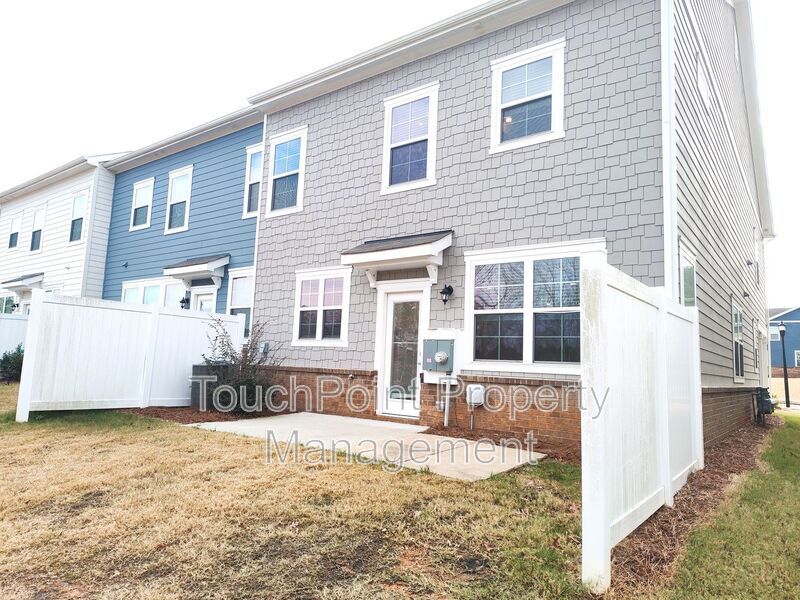 Beautiful end-unit 3 bedroom, 2.5 bath Townhome located in the Harmony community in Matthews! property image
