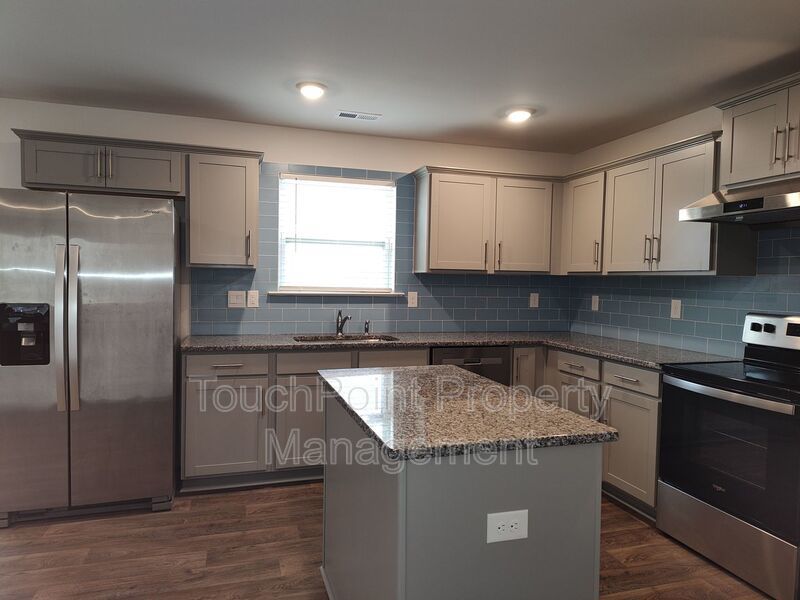 Pristine, 3 bedroom, 2.5 bathroom home located in the Stewart Creek States Subdivision! property image