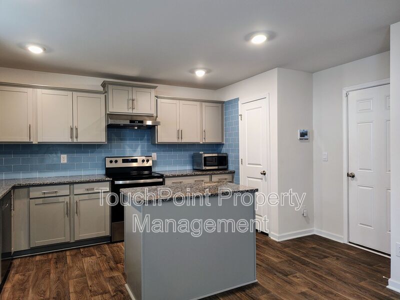 Pristine, 3 bedroom, 2.5 bathroom home located in the Stewart Creek States Subdivision! property image