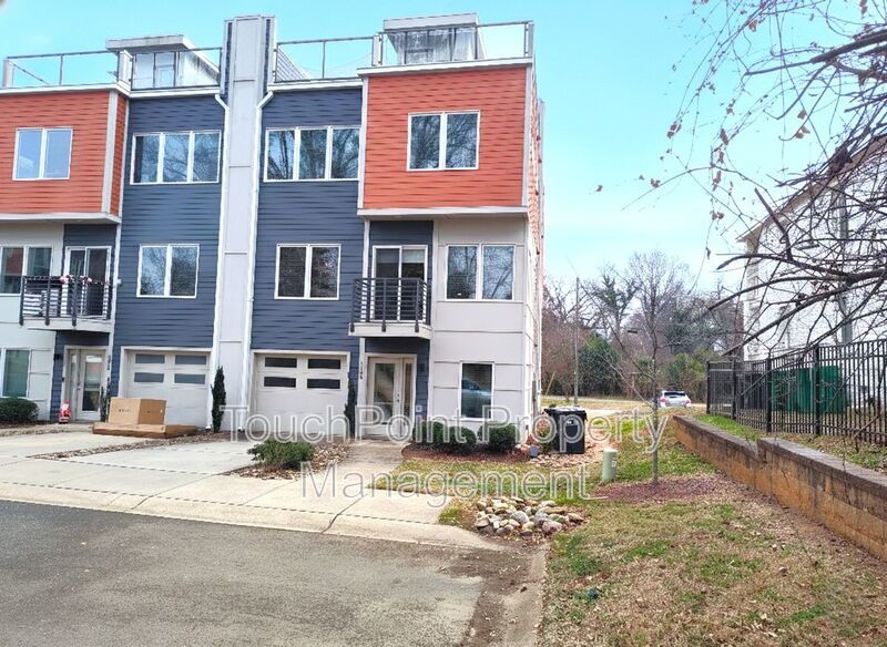 End-unit Townhome located in Peridoe on the Greenway! property image