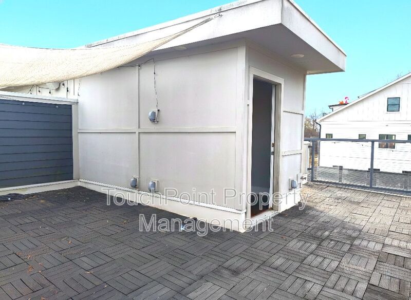 End-unit Townhome located in Peridoe on the Greenway! property image