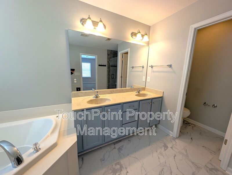 Pristine 4 bed, 2.5 bath Home Located in the Falcon Ridge Community! property image